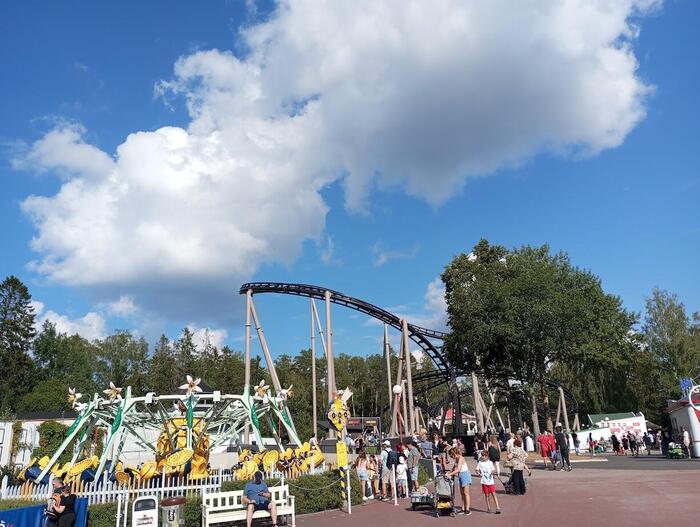 遊園地の乗り物に待つ人たち