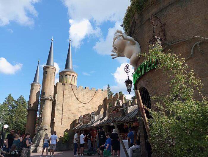 暗闇の中に現れるゴーストを退治しながら友達や家族とポイントを競うSpökjakten