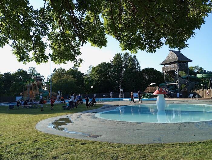 小さい子供も安心して遊べるプール