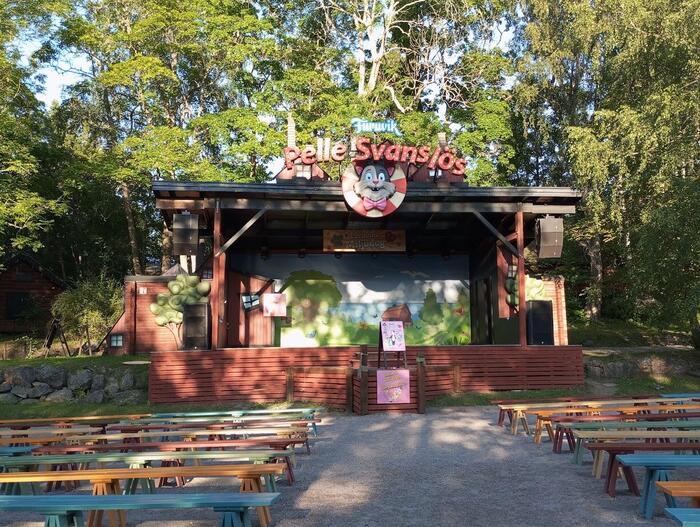 歌やダンスが楽しめるショーの舞台