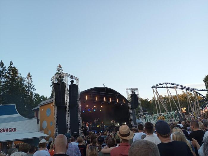 ステージに集まる身動きできないほどの人たち