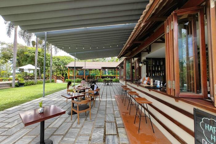 プールサイドバーのドリンク・アルコール・軽食が食べれるスペース