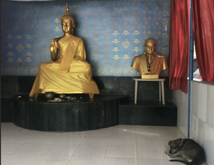 右の像がアンベードカル博士