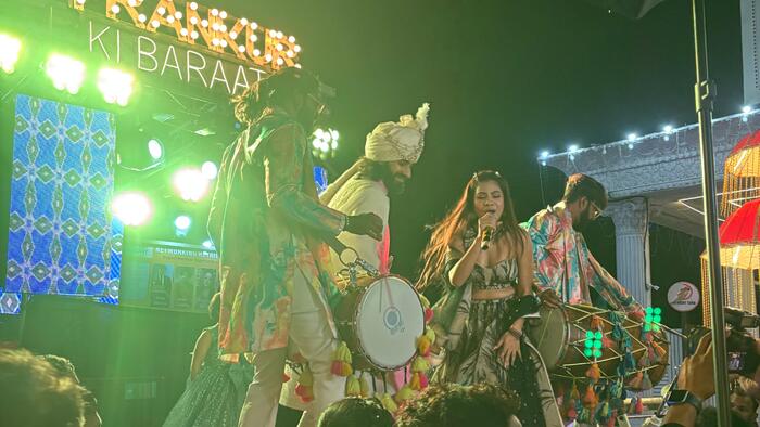 新郎とDJのオンステージ