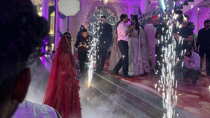 スパークラーの中、新婦登場