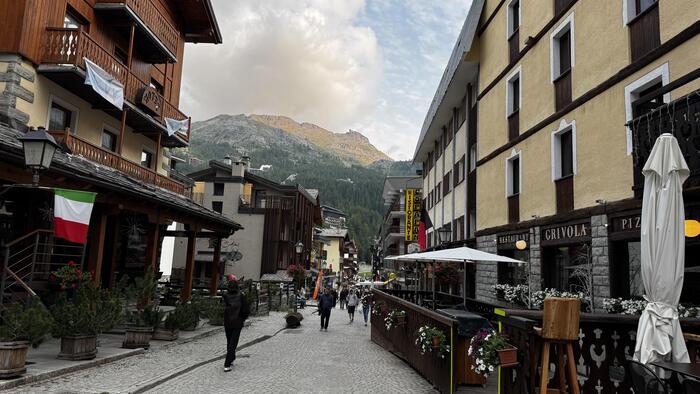 ＜メインストリートにはショップやレストラン、スーパーが並び便利です＞