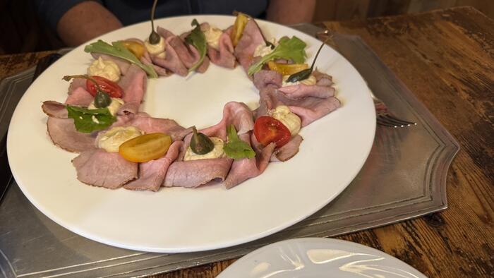 仔牛肉にツナ＆ケッパーのソースをかけたヴィテッロ・トンナート