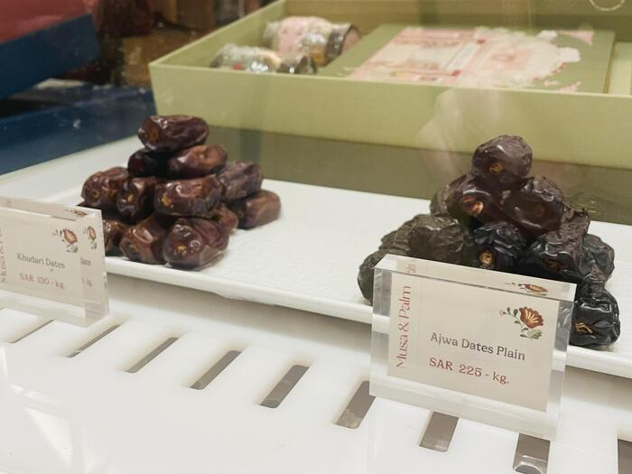 右が私のお気に入りのアジョワ（Ajwa）と呼ばれる黒いデーツ