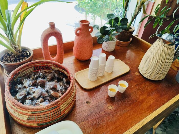 ホテルやレストランで見かけるデーツをご自由にどうぞのコーナー