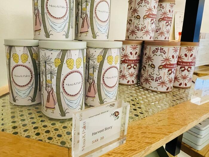 デーツを収穫する様子の左側の缶を購入しました。シンプルなデーツが10粒前後