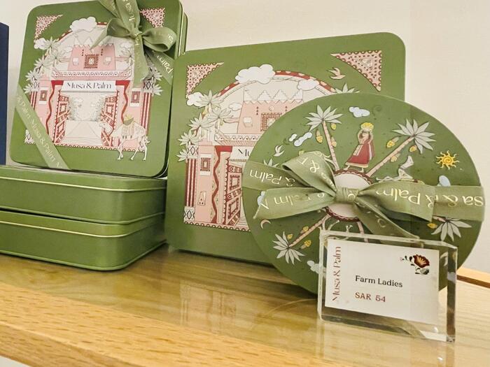 丸い缶を購入しました。ナッツやキャラメルなどでデコレーションしたデーツが13粒前後