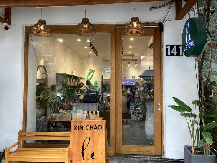 「L STORE」。木を基調にしたナチュラルなお店の様子