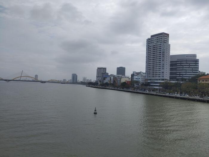 橋を渡っている途中で撮ったダナンの景色