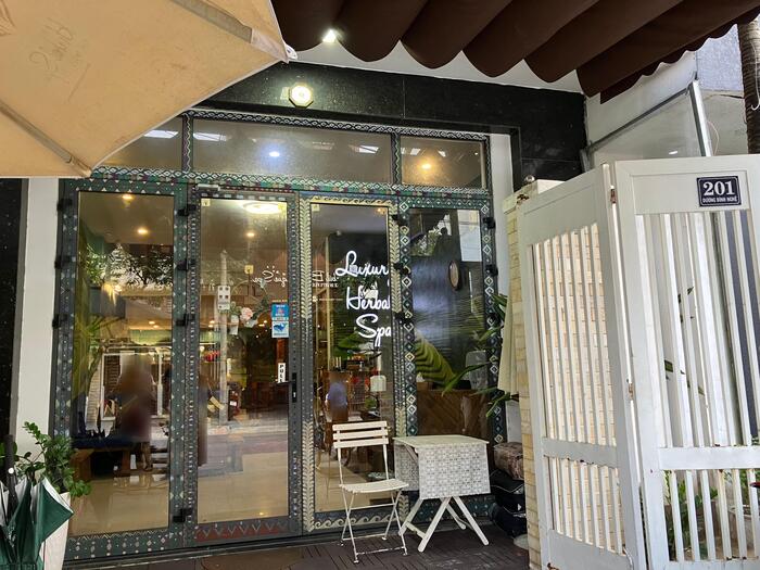 Herbal Spa の入り口。スタッフの方がメニューの説明を丁寧にしてくれました