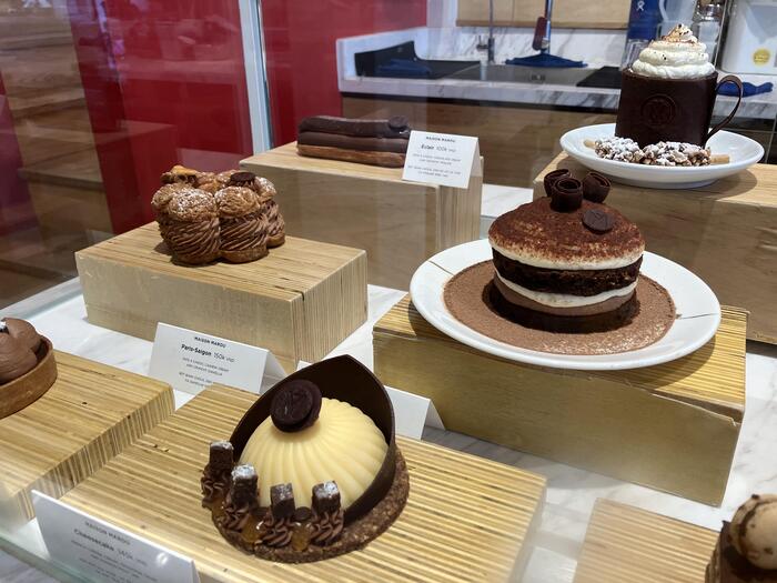 Maison Marou Flagship Da Nangのショーケースに並ぶ可愛らしいケーキ