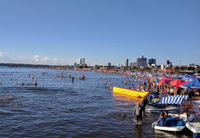 エンカルナシオンには川のビーチもあり夏場は人で賑わう