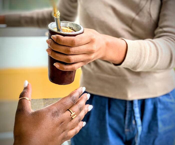 マテ茶を飲むパラグアイ人女性