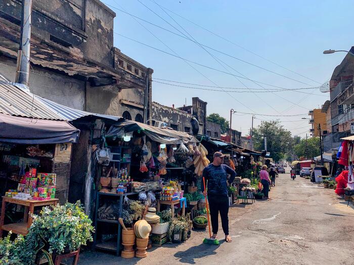 アスンシオン・メルカドクアトロの街中、筆者の妻もひったくりの被害に