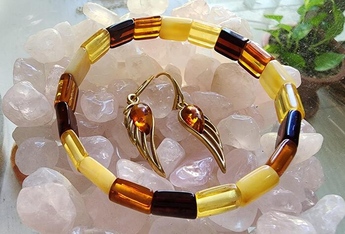 琥珀のバングルとイヤリング