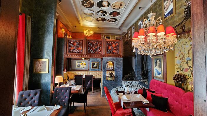 重厚なインテリアが素敵なレストラン