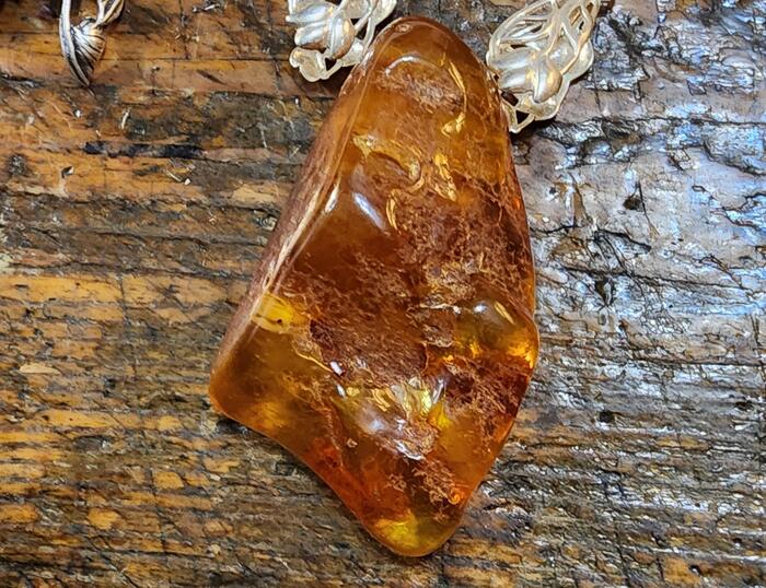 大きな琥珀の原石