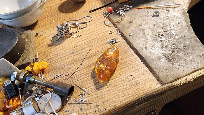 研磨機で琥珀がピカピカに