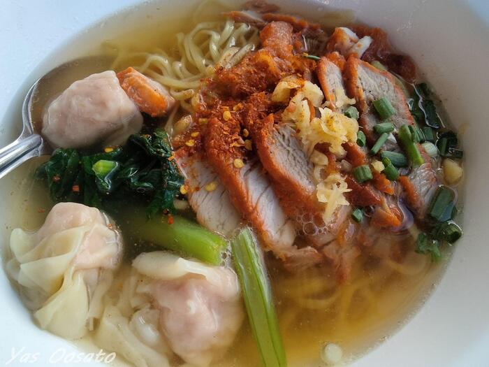 ワンタン入りポークヌードル（บะหมี่เกี๊ยวน้ำหมู）