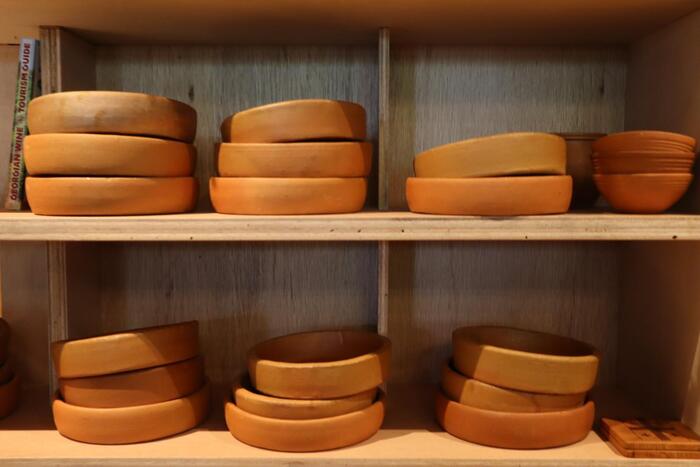 棚に並んだ器