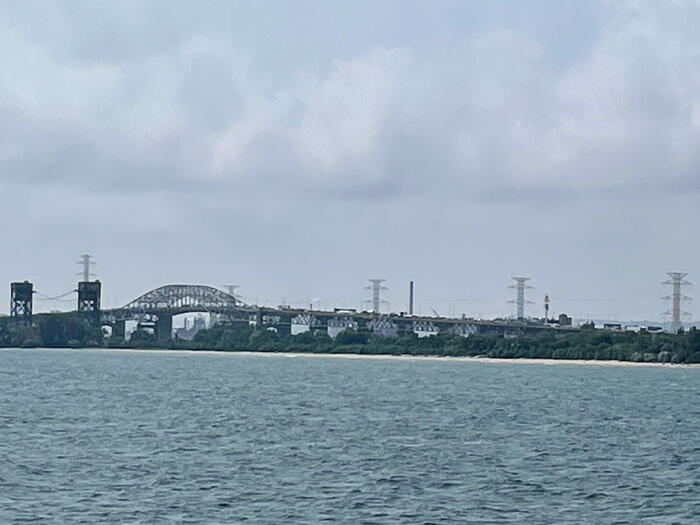 スペンサー・スミス公園から見るスカイウェイ・ブリッジの渋滞