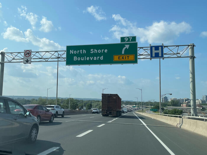 左の渋滞を横目に見ながら「ノース・ショア・ブルバード（North Shore Boulvard）」で高速を降ります