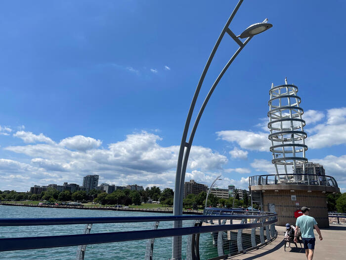 桟橋「ブラント・ピア（Brant Street Pier）」から見るスペンサー・スミス公園
