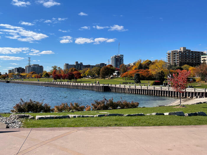 ブラント桟橋手前から見た秋のスペンサー・スミス公園
