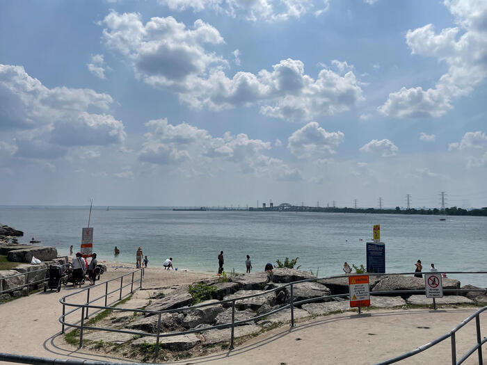 スペンサー・スミス公園内の小さなビーチ（遠くに見えるのはスカイウェイ・ブリッジ）