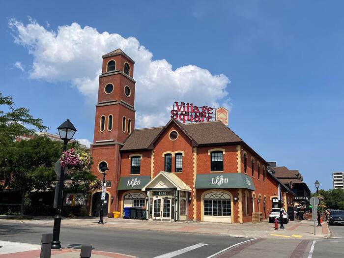 レンガ造りの「ビレッジ・スクエア（Villege Square)」