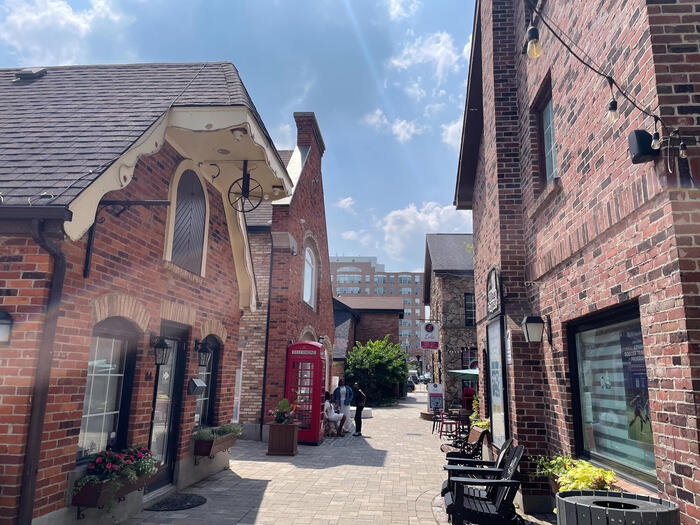 「ビレッジ・スクエア（Villege Square)」の内側