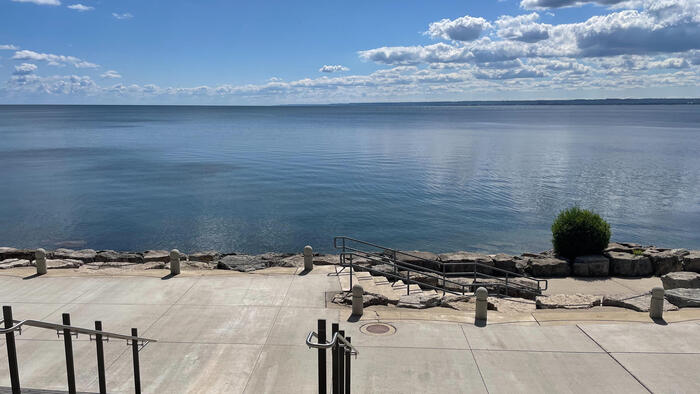 ホテル横の広場から階段を降りた眺め。対岸はナイアガラ