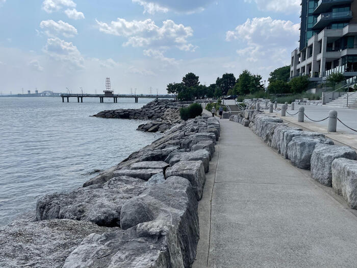 ホテル側からスペンサー・スミス公園に向かう遊歩道
