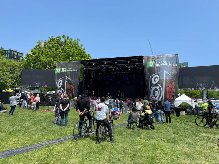 「サウンド・オブ・ミュージックフェスティバル」のステージ（後ろもステージ）