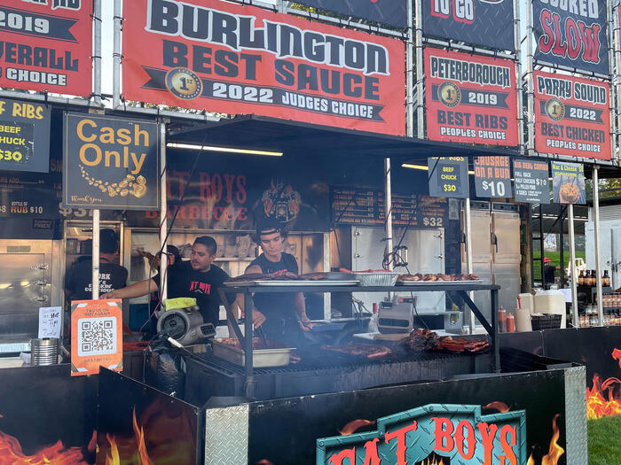 目の前でリブを焼いているお店が立ち並ぶのでリブソースの匂いでいっぱいです