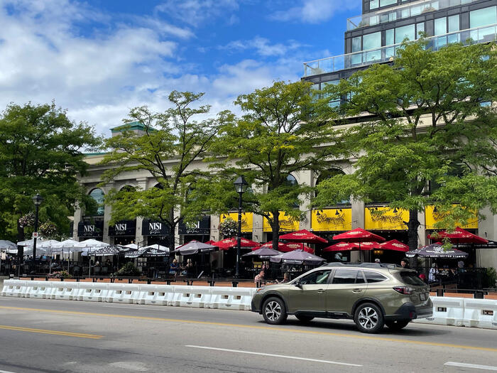 バーリントン湖畔のレストラン。夏はパティオが広がります