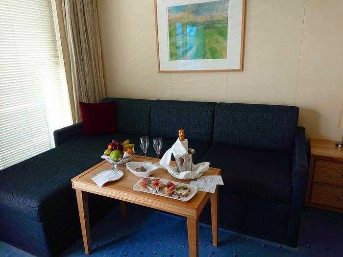 ＜部屋にはウェルカムシャンパンやフルーツ、チョコレートなども＞