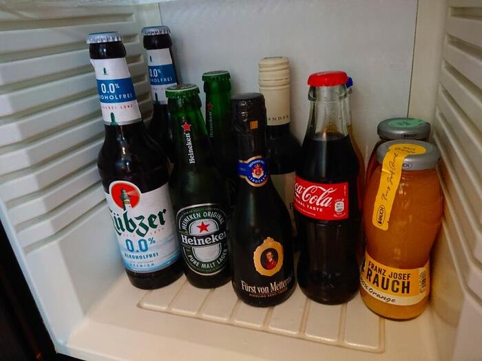＜ドリンクはミネラルウォーターの他、冷蔵庫内にソフトドリンクやビール、ワインが常備（1日二回補充）＞
