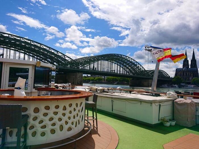 屋外デッキから、ケルン大聖堂とホーエンツォレルン橋が見えます