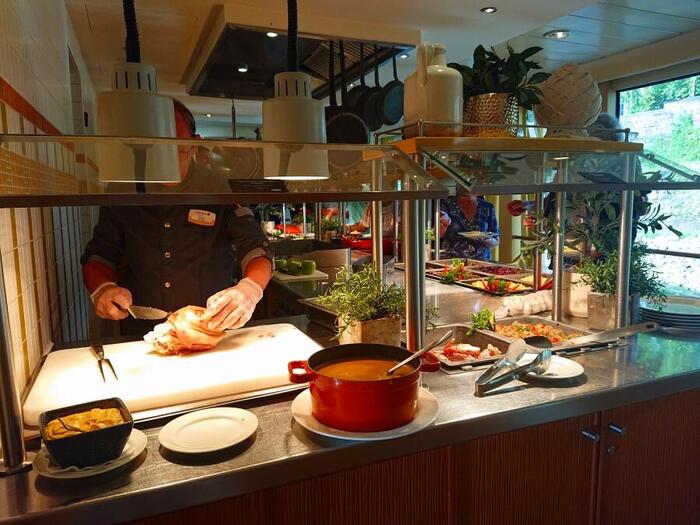 ブッフェではBBQやアジア料理、ドイツ料理など毎日異なる料理が提供