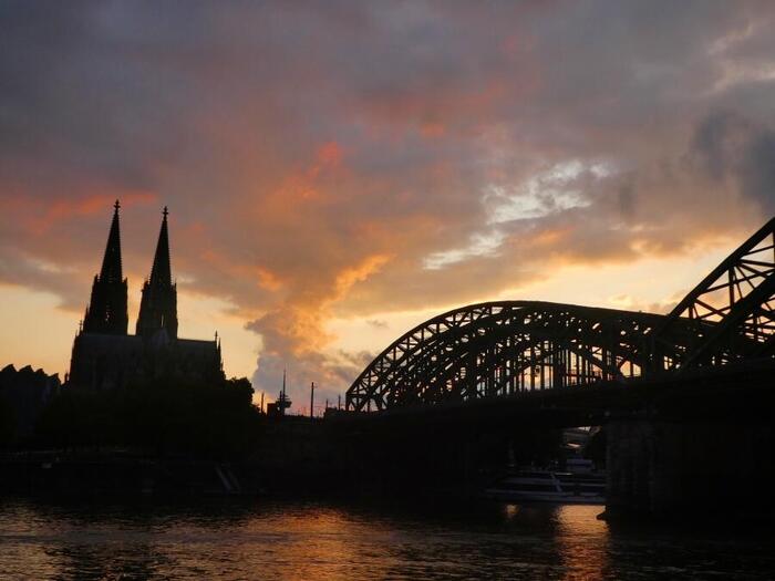 夕焼けの中出発するクルーズ船。ケルンの街が切り絵のよう
