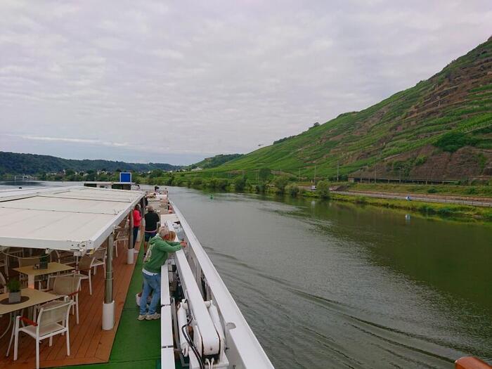 ぶどう畑に囲まれながら、モーゼル川を進みます＞