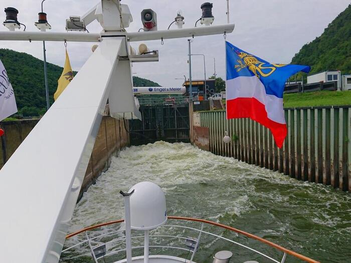 シュロイゼの水門の向こうから、凄い勢いで水が流れ込んできます