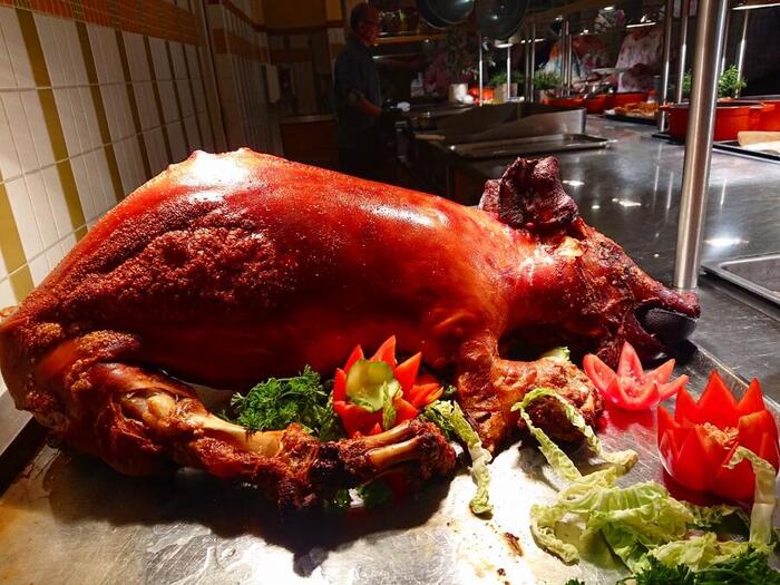 ある日の夕食ブッフェでブタの丸焼きが出てびっくり