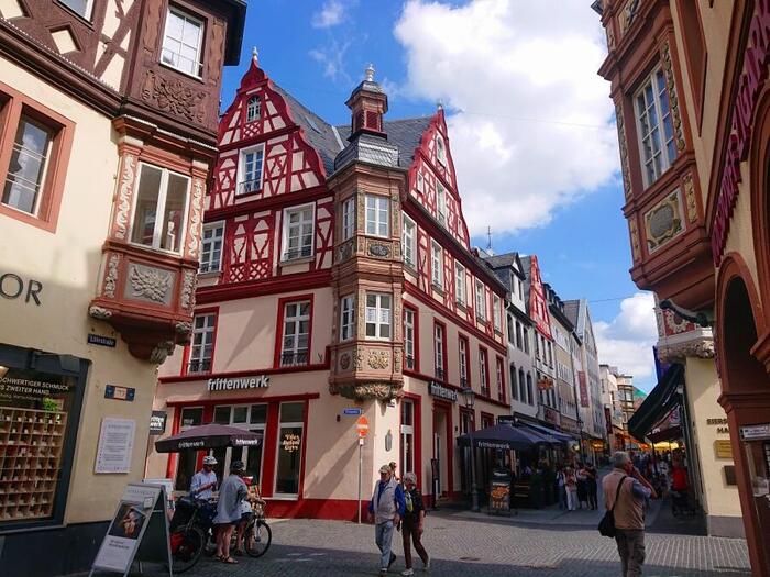 旧市街内にある十字路の四隅に建つ、豪華な出窓がついた建物「4つの塔」