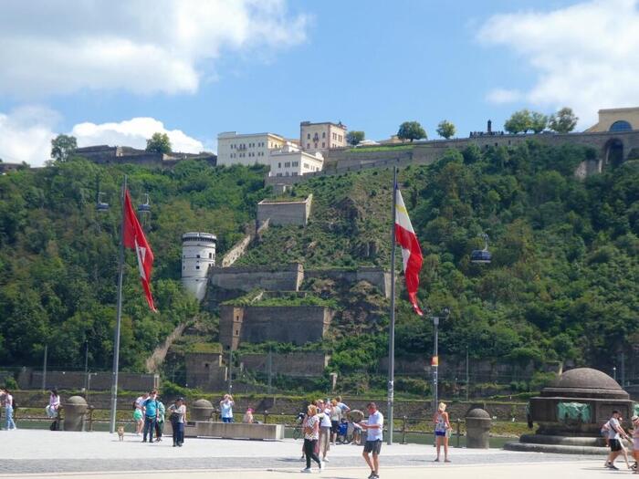 ドイチェス・エックから見える、エーレンブライトシュタイン要塞